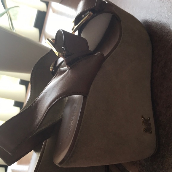 MICCHAEL KORSE WEDGE SANDAL WITH WIDE BUCKLE . - Picture 5 of 13